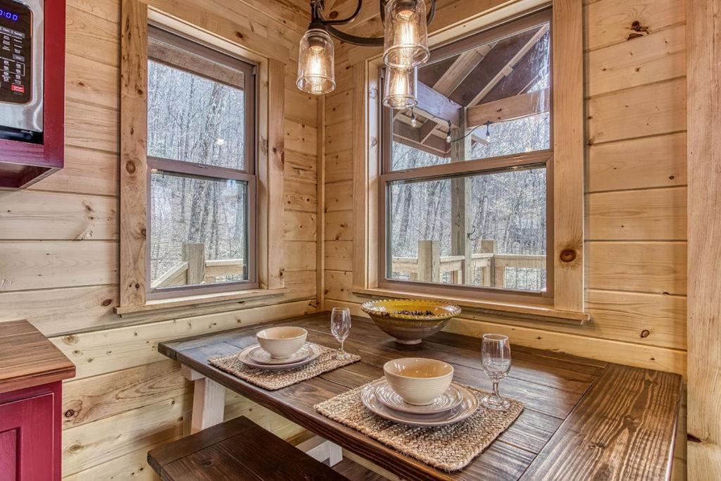 Owls Nest Tree House Hot Tub, Wifi, 1089 Free Tickets Each Paid Day, Dollywood And More Sevierville Room photo