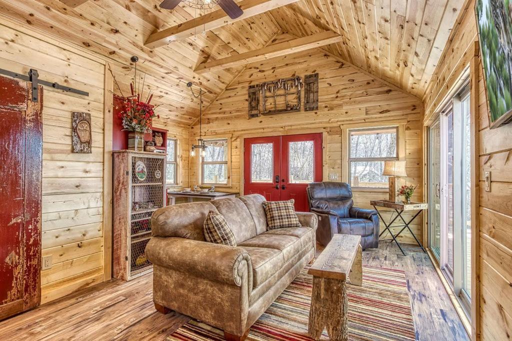 Owls Nest Tree House Hot Tub, Wifi, 1089 Free Tickets Each Paid Day, Dollywood And More Sevierville Room photo